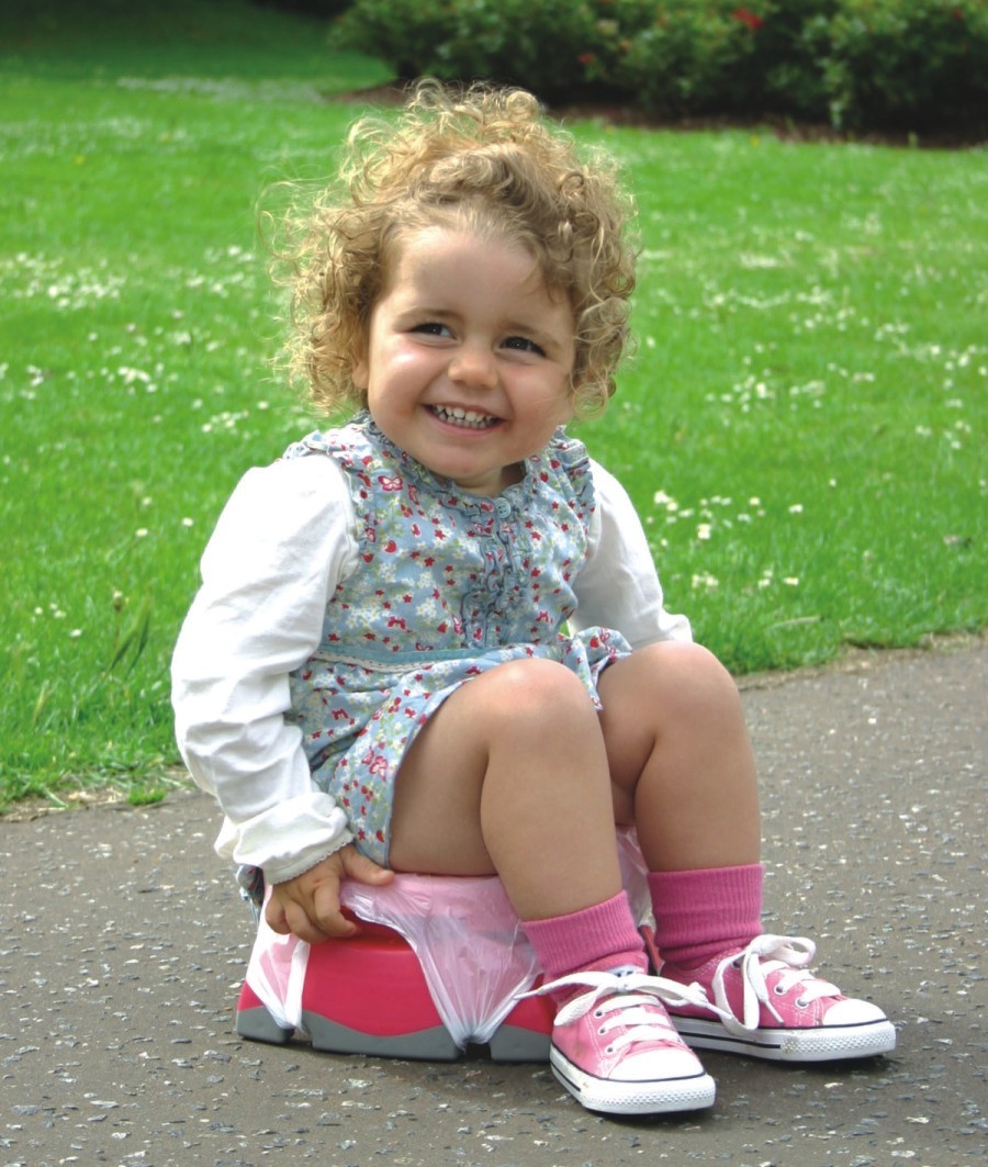 Petite fille sur le pot de bébé Potette Pus