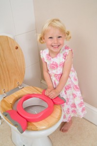 Petite fille avec le réducteur de toilettes Potette Plus