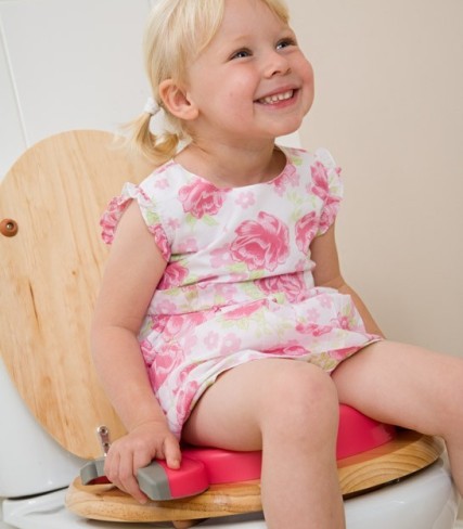 Petite fille sur réducteur de toilettes Potette Plus