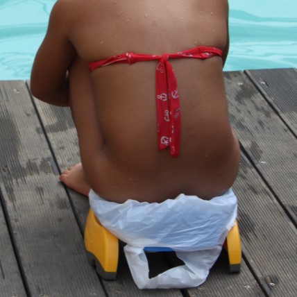 Pot nomade Potette Plus en bordure de piscine