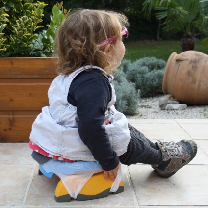 Petite fille en extérieur sur le pot Potette Plus