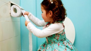 Petite fille sur toilettes